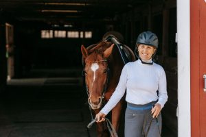 Cavalier portant un casque d'équitation homologué